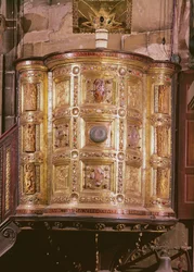 Saarnatuoli, kirjoittaja Henri II, n. 1020 (kullattu kupari, norsunluu, vuorikristalli ja puolijalokivet)